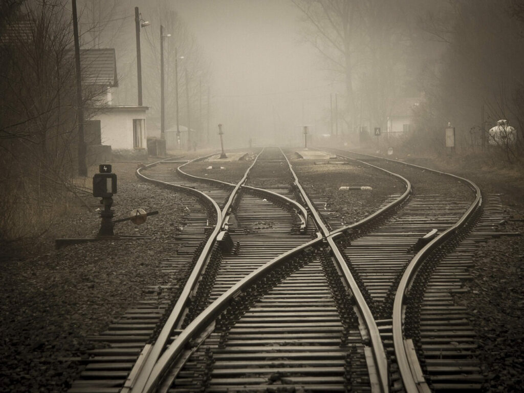 photo en noir et blanc qui illustre des lignes de chemin de fer. Une manière d'illustrer les voies différentes qui s'offrent à chacun. hypnose et coaching à rennes