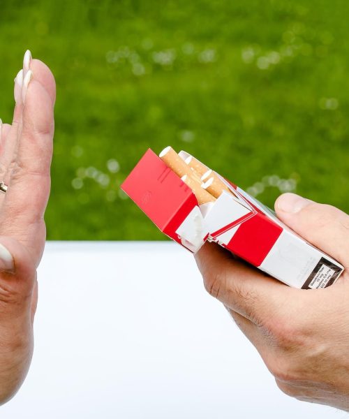 L'image d'une main qui refuse qu'on on lui tend un paquet de cigarette. Un façon d'illustrer les réussites du sevrage tabagique grâce à l'hypnose